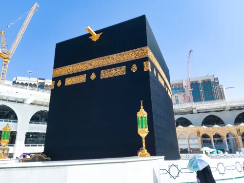 pilgrims-in-kaaba-in-macca-al-haram-umrah-socially-distanced-coronavirus-restrictions-face-mask.jpg